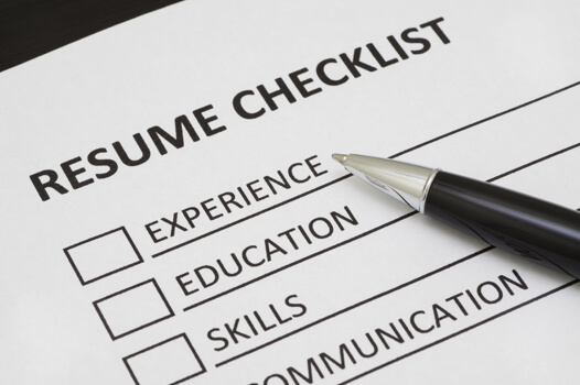 Resume checklist and pen